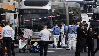 Bild: Mahmoud Illean/AP/dpa
Rettungskräfte am Ort eines Anschlags, bei dem in Jerusalem mehrere Menschen getötet wurden.