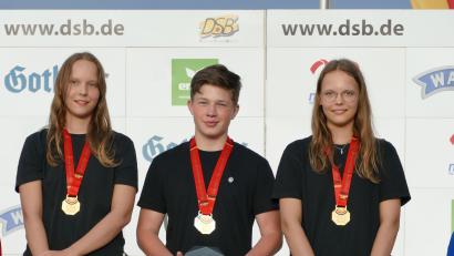 Bild: rwo
Die Goldmedaillengewinner im Mannschaftswettbewerb bei der Siegerehrung in München. Nico Schürger sowie Luisa (links) und Hanna Baumann (rechts).