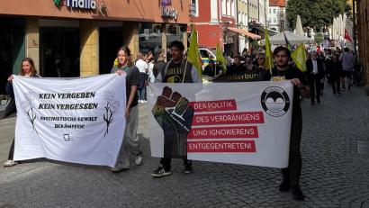 Bild: Stefan Dietl/exb
Rund hundert Menschen beteiligten sich nach Veranstalterangaben an der Kundgebung.