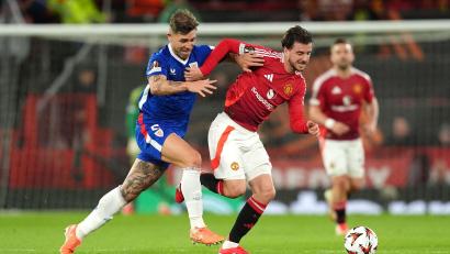 Bild: Martin Rickett/PA Wire/dpa
Gegen Manchester United wurde Yeray Álvarez (l) - hier im Zweikampf mit Mason Mount - vergangene Saison positiv getestet.
