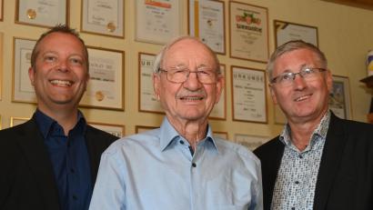Bild: gf
Bürgermeister Franz Badura (rechts) und Pfarrer Thomas Helm (links) gratulierten Franz Pesold zum 90. Geburtstag. Im Hintergrund die mit unzähligen Urkunden "tapezierte" Wand, denn 48 Mal hat Franz Pesold das Deutsche Sportabzeichen geschafft, das letzte Mal noch vor zwei Jahren.
