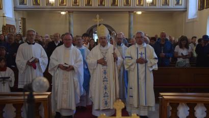 Bild: swo
In der vollbesetzten Mausbergkirche feierte Bischof Rudolf (Mitte) mit Diakon Dieter Gerstacker, Pfarrer Martin Schöpf, Pfarrvikar Christian Preitschaft und Ortspfarrer Michael Birner (von rechts) das Fest Mariä Geburt.
