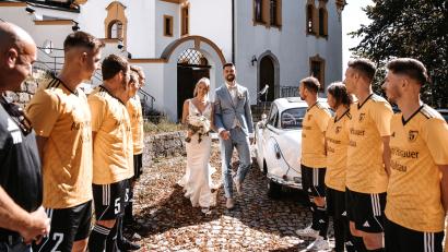 Bild: Julian Bächer/exb
Fußballer des SV Waldau stehen nach der Trauung von Juliana und Daniel Rewitzer Spalier.
