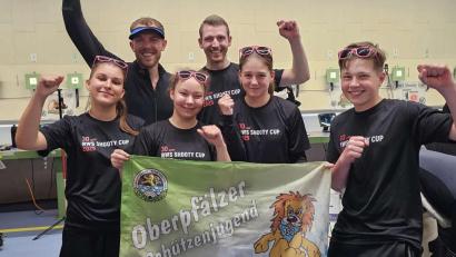 Bild: rwo
Die Enttäuschung um den verpassten Sieg im Shooty-Cup war schnell verflogen, am Ende überwog die Freude über den 3. Platz. Die Jungschützen Lucie Leistner, Fiona Merkl, Jana Stahl und Nico Schürger (vorne von links) sowie die Nationalkaderschützen Maximilian Dallinger und Andreas Köppl (hinten von links).