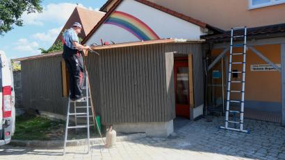 Bild: Fred Lehner
Im neuen Nebengebäude am Kindergarten „Unterm Regenbogen“, direkt am Haupteingang, werden derzeit die letzten Arbeiten erledigt.