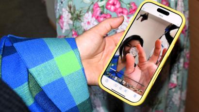 Bild: ubb
Auf ihrem Handy zeigt die Designerin stolz einen der Perlmuttknöpfe aus Bärnau. Sie freut sich sehr, dass diese Knöpfe an Qualität und natürlichem Material perfekt zu ihrem nachhaltigen Modedesign-Konzept passen.