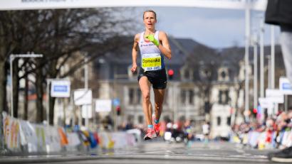 Archivbild: Julian Stratenschulte/dpa
Domenika Mayer im April vor zwei Jahren bei ihrem Sieg beim Hannover-Marathon. Am vergangenen Wochenende holte sie den Titel in der Wertung W35 bei den Deutschen Straßenlaufmeisterschaften in Siegburg.