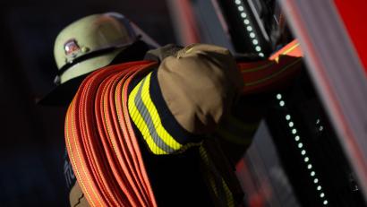 Bild: Marijan Murat/dpa
Feuerwehrleute löschen einen Brand mehrerer Reihenhäuser. (Symbolbild)