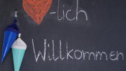 Symbolbild: Robert Michael/dpa
"Herzlich Willkommen" zum aufregenden ersten Schultag.