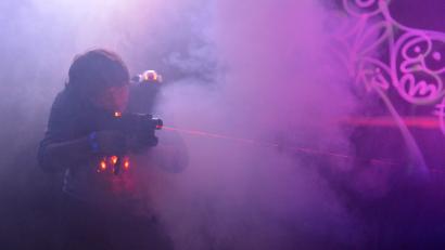 Symbolbild: Carmen Jaspersen/dpa
In Mitterteich wollten zwei befreundete Ehepaare im ehemaligen Lidl-Gebäude eine Lasergame-Arena betreiben. Doch daraus wird nun nichts. Beim Lasergame versuchen die Spieler, sich mit Infrarotsignalgebern gegenseitig zu treffen. Sensoren an Westen werten die Treffer aus.
