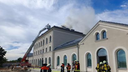 Bild: nic
Von der Drehleiter aus soll der Brand auf dem Wiesauer Bahnhofsgebäude bekämpft werden.