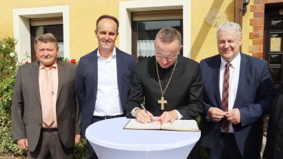 Bild: gru
Landesbischof Christian Kopp trägt sich beim "Stauerl" (Familie Deyerl) ins Goldene Buch der Gemeinde Edelsfeld ein.
Von links: Karl Deyerl, Bürgermeister Hans-Jürgen Strehl, Landesbischof Christian Kopp, Landrat Richard Reisinger.