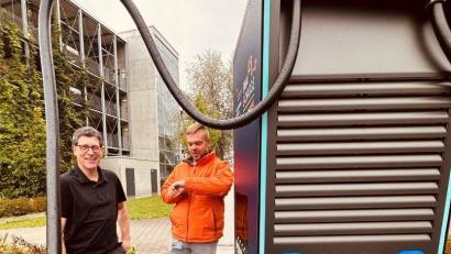 Bild: Karoline Gajeck-Scheuck
Harald Schmid, Hörgeräteakustikmeister, (links) findet, die neue Schnellladesäule in der Marienstraße ist für seine Kunden ein echter Gewinn. Michael Reuß (rechts), Leiter Geschäftsfeld Elektromobilität von den Stadtwerken Amberg, betreut die Schnellladesäulen.