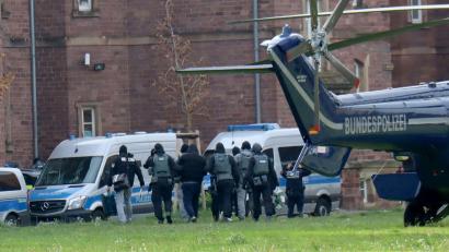 Bild: Rene Priebe/dpa
Verdächtige werden zum Ermittlungsrichter am Bundesgerichtshof gebracht. (Archivbild)