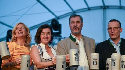 Bild: Soeren Stache/dpa
Die ersten Maßkrüge mit frisch gezapftem Oktoberfestbier gingen an die politische Prominenz