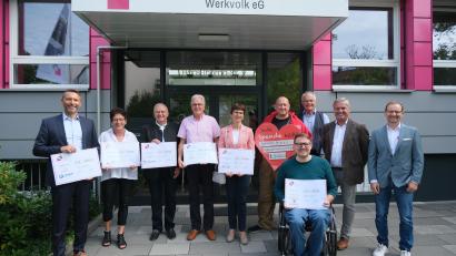 Bild: gsp
Bernhard Vahle, Margit Meier (FLIKA), Georg Fröhler (Hospizverein), Siegfried Pislor (Strohhalm), Gertrud Fischer (SkF Regensburg), Arno Birkenfelder (Regensburger Herzen), Bruno Lehmeier (Werkvolk), Steffen Schulze (Werkvolk), Wolfgang Erb (Werkvolk) bei der Spendenübergabe.JPG