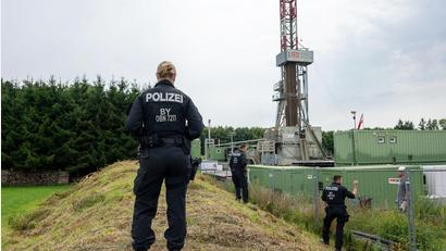 Bild: Stefan Puchner/dpa
Immer wieder störten Proteste von Umweltschützern und Anwohnern die Gasbohrung - dennoch kommt das Projekt immer weiter voran. (Archivbild)