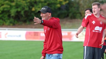 Archivbild: Dieter Jäschke
Trainer Turan "Bobby" Bafra stimmt seine Sportvereinigung Grafenwöhr auf das heiß erwartete Derby gegen die SpVgg Trabitz ein.