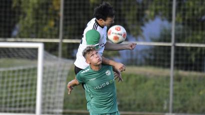 Bild: Hubert Ziegler
Voller Einsatz ist für Leon Brandl (vorne) von der DJK Gebenbach und seine Teamkollegen auch gegen Tabellennachbarn Coburg gefragt.