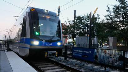 Bild: Erik Verduzco/AP/dpa
In einer Stadtbahn in den USA kam es zu einem tödlichen Angriff auf eine junge Frau. (Symbolbild)