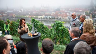 Bild: Daniel Vogl/dpa
Zwischen Reben in Würzburg wurde die fränkische Weinlese offiziell eröffnet.