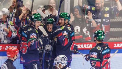 Bild: Andreas Gora/dpa
Meister Eisbären Berlin mit Ty Ronning (2.v.l) unterstrich seine Ausnahmestellung zum DEL-Auftakt gegen Dresden.