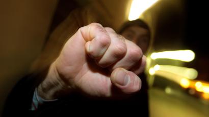 Symbolbild: Karl-Josef Hildenbrand, dpa
Nach einem Schlag ins Gesicht einer 46-Jährigen muss ein 31-Jähriger tief in die Tasche greifen.