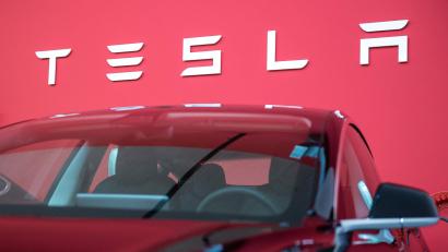 Symbolbild: Silas Stein/dpa
In Schwandorf wird der Schlüssel eines Teslas gefunden.