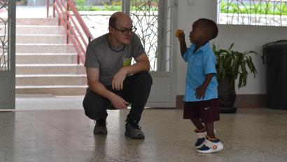 Bild:  Tonny Ssebwende/Pro Uganda
Orthopädieschuhmachermeister Andreas Schlang aus Amberg war für "Handwerker ohne Grenzen" in Uganda.