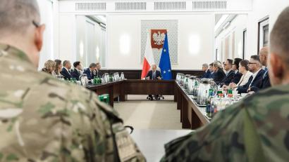 Bild: Chancellery of the Prime Ministe/AP/dpa
Polens Ministerpräsident Donald Tusk berief nach dem Vorfall eine außerordentliche Regierungssitzung mit Vertretern des Militärs ein.