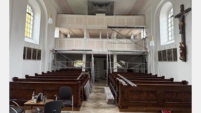 Bild: Elisabeth Bücherl-Beer
Letzter Schliff vor Feinreinigung der Baustelle Anfang September in St. Laurentius Gaisthal.