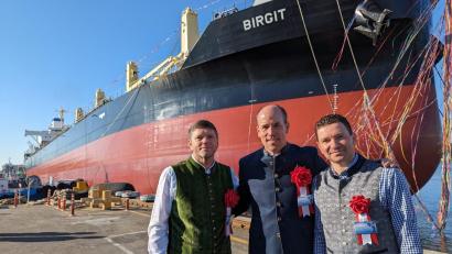 Archivbild: MINSHIP Shipmanagement GmbH &amp; Co. KG/exb
Matthias M. Ruttmann (Mitte) bei einer Schiffstaufe.