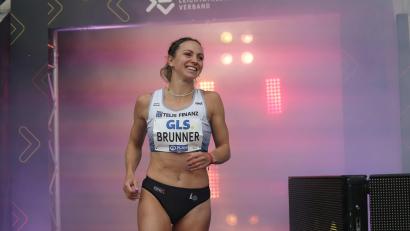 Bild: Theo Kiefner
Bei der Begrüßung auf der deutschen Meisterschaft in Dresden hatte Mehrkämpferin Marion Brunner noch ein Lächeln im Gesicht. Aufgrund einer Verletzung musste sie den Wettkampf vorzeitig abbrechen.