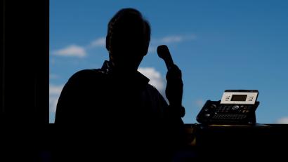 Symbolbild: Julian Stratenschulte/dpa
Die Polizei warnt vor Telefonbetrügern, die sich als Polizisten ausgeben.