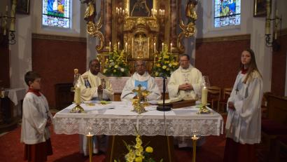 Bild: swo
Beim Seniorengottesdienst bringt Pfarrer Joseph Madathiparamoil (Mitte) den Wallfahrern das Gleichnis von der Hochzeit zu Kana näher. Mit ihm konzelebrieren Pfarrer Moses Gudapati (links) und Pfarrvikar Christian Preitschaft (rechts)