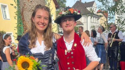 Bild: Sepp Lösch
Das Bild zeigt das Oberkirwapaar der Rosenberger Kirwa, Indra Rossmann und Simon Kilo.