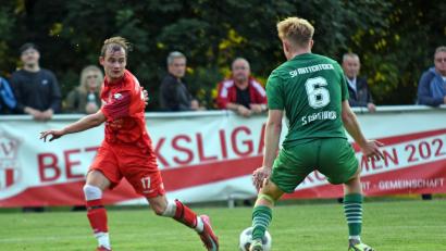 Archivbild: Gebert
Der TSV Waldershof (links Luca Quol, im Spiel gegen den SV Mitterteich) verlor am Mittwoch das Nachholspiel gegen die SpVgg Oberkotzau unglücklich mit 0:1.