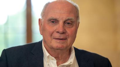 Bild: Peter Kneffel/dpa
Uli Hoeneß meint, dass es mit Max Eberl nichts auszusprechen gebe.