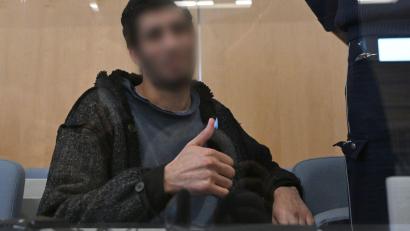 Bild: Federico Gambarini/dpa
Issa al Hasan hatte bereits zu Prozessbeginn gestanden, den Messerangriff begangen zu haben.