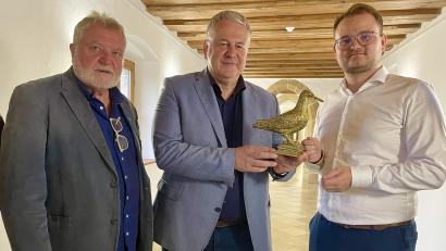 Bild: Gerhard Krones
Landrat Richard Reisinger überreichte im Landratsamt an den Vorsitzenden des EJPO, Timo Häusler, und Ehrenvorsitzenden Hartmut Schendzielorz die Friedenstaube. Er nahm sich auch die Zeit für ein ausführliches Gespräch