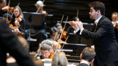 Bild: Sven Hoppe/dpa
Lahav Shani soll im September 2026 offiziell übernehmen, tritt aber schon mit den Münchner Philharmonikern auf.