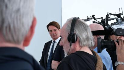 Bild: Wolf von Dewitz/dpa
Der ehemalige Regierungssprecher Béla Anda (Mitte) macht künftig Öffentlichkeitsarbeit für die in Hamburg vor Gericht stehende Unternehmerin Christina Block. (Archivbild)