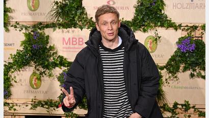 Bild: Christophe Gateau/dpa
Matthias Schweighöfer gibt Musiktipps für Autofahrten in einer lauen Sommernacht. (Archivbild)