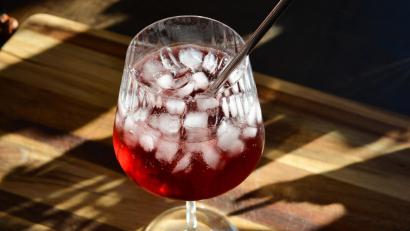 Bild: knz
Eine echte Schlafmütze: Mit Sauerkirschen und Limetten-Magnesium ist der Sleepy-Girl-Mocktail nicht nur lecker, sondern kann auch beim Einschlafen helfen.