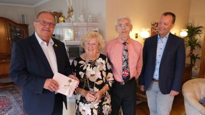 Bild: usc
Zum 60. Hochzeitstag gratulierten Zweiter Bürgermeister Martin Preuß (links) und Stadtpfarrer Thomas Helm (rechts) den beiden Jubilaren Elisabeth und Johann Bergmann.