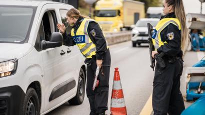 Bild: Bundespolizei/exb
An der Grenze zu Tschechien wird wieder kontrolliert. Hin und wieder, meist montags, kommt es auch zu kleineren Staus. Diese stellen jedoch kein größeres Problem dar, sagt Tobias Pfeiffer, der Pressesprecher der Bundespolizeiinspektion Waidhaus.