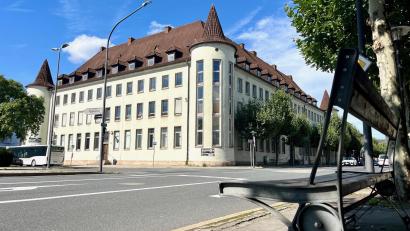 Bild: Gabi Schönberger
Die Alte Hauptpost am Bahnhof in Weiden steht zum Verkauf. In einer Immobilienanzeige wird sie für 6,9 Millionen Euro mit einem fertigen Konzept für die Nutzung als Studentenwohnheim angeboten. Die OTH Amberg-Weiden begrüßt das Vorhaben.