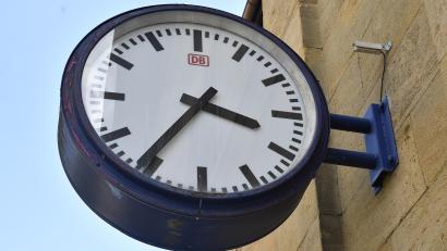 Archivbild: Petra Hartl
Die Uhren an deutschen Bahnhöfen – hier ein Archivbild vom Sulzbacher Bahnhof – haben alle den selben Stil. Eine ähnliche Uhr wird nun auch wieder für das Waldbad angeschafft.