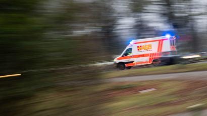 Bild: Julian Stratenschulte/dpa
Trotz sofort eingeleiteter Rettungsmaßnahmen kommt der Mann ums Leben. (Symbolbild)