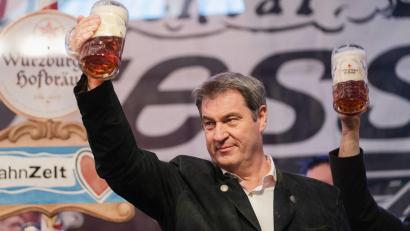 Bild: Nicolas Armer / dpa
Der bayerische Ministerpräsident Markus Söder (CSU) hält auf der Bühne im Festzelt des Würzburger Frühlingsvolksfestes eine Maß Bier in der Hand.